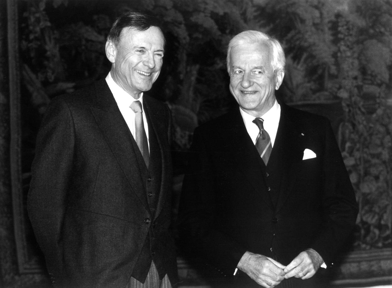 Der israelische Botschafter in der Bundesrepublik Deutschland, Avi Primor (l), hat am 26.11.1993 in der Villa Hammerschmidt in Bonn Bundespräsident Richard von Weizsäcker (r) sein Beglaubigungsschreiben überreicht. Der israelische Botschafter in der Bundesrepublik Deutschland, Avi Primor (l), hat am 26.11.1993 in der Villa Hammerschmidt in Bonn Bundespräsident Richard von Weizsäcker (r) sein Beglaubigungsschreiben überreicht.