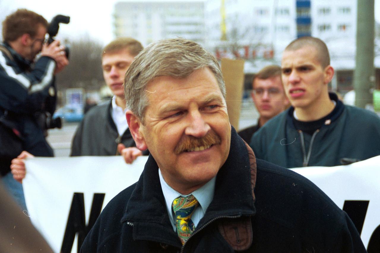 Der NPD-Parteivorsitzende Udo Voigt auf einer Kundgebung am 12. März 2000 in Berlin
