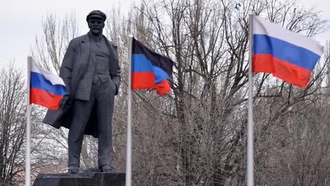 Flaggen Russlands und der selbsternannten Volksrepublik Donezk