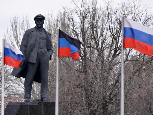 Flaggen Russlands und der selbsternannten Volksrepublik Donezk