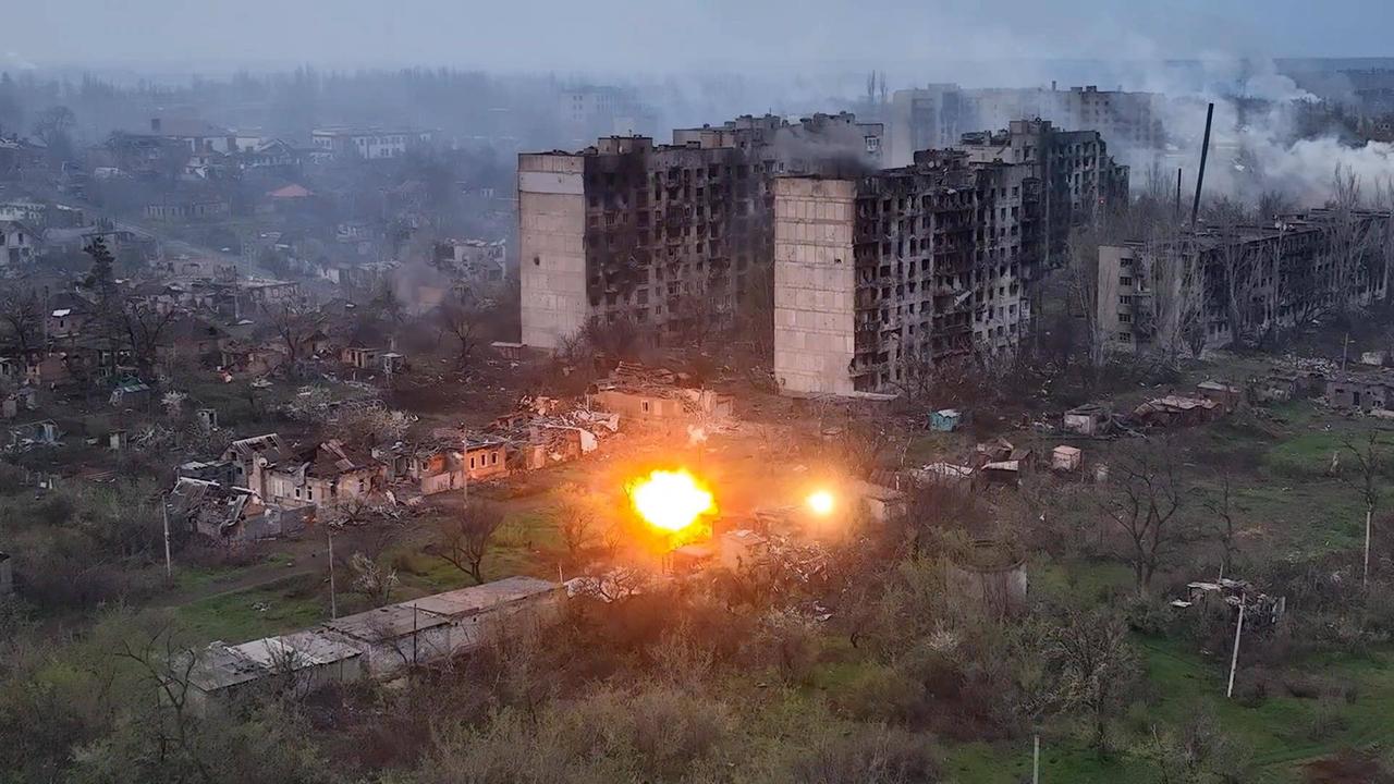 Die umkämpfte Stadt Bachmut in der Ukraine ist nur noch ein Trümmerfeld: Das Foto zeigt Explosionen vor zerstörten Wohnblocks.