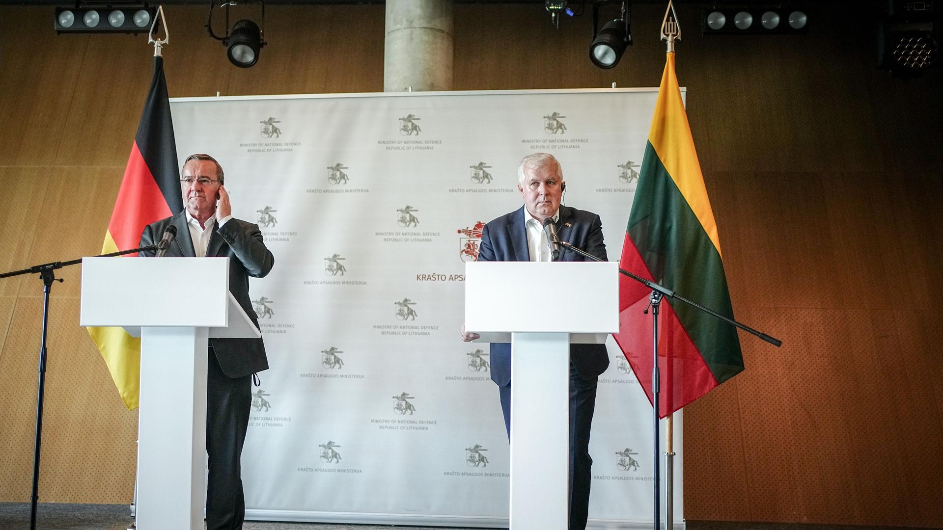 Litauen, Vilnius: Bundesverteidigungsminister Boris Pistorius (l., SPD) und sein litauischer Amtskollege Arvydas Anusauskas geben eine Pressekonferenz am Flughafen Vilnius. Litauen, Vilnius: Bundesverteidigungsminister Boris Pistorius (l., SPD) und sein litauischer Amtskollege Arvydas Anusauskas geben eine Pressekonferenz am Flughafen Vilnius.