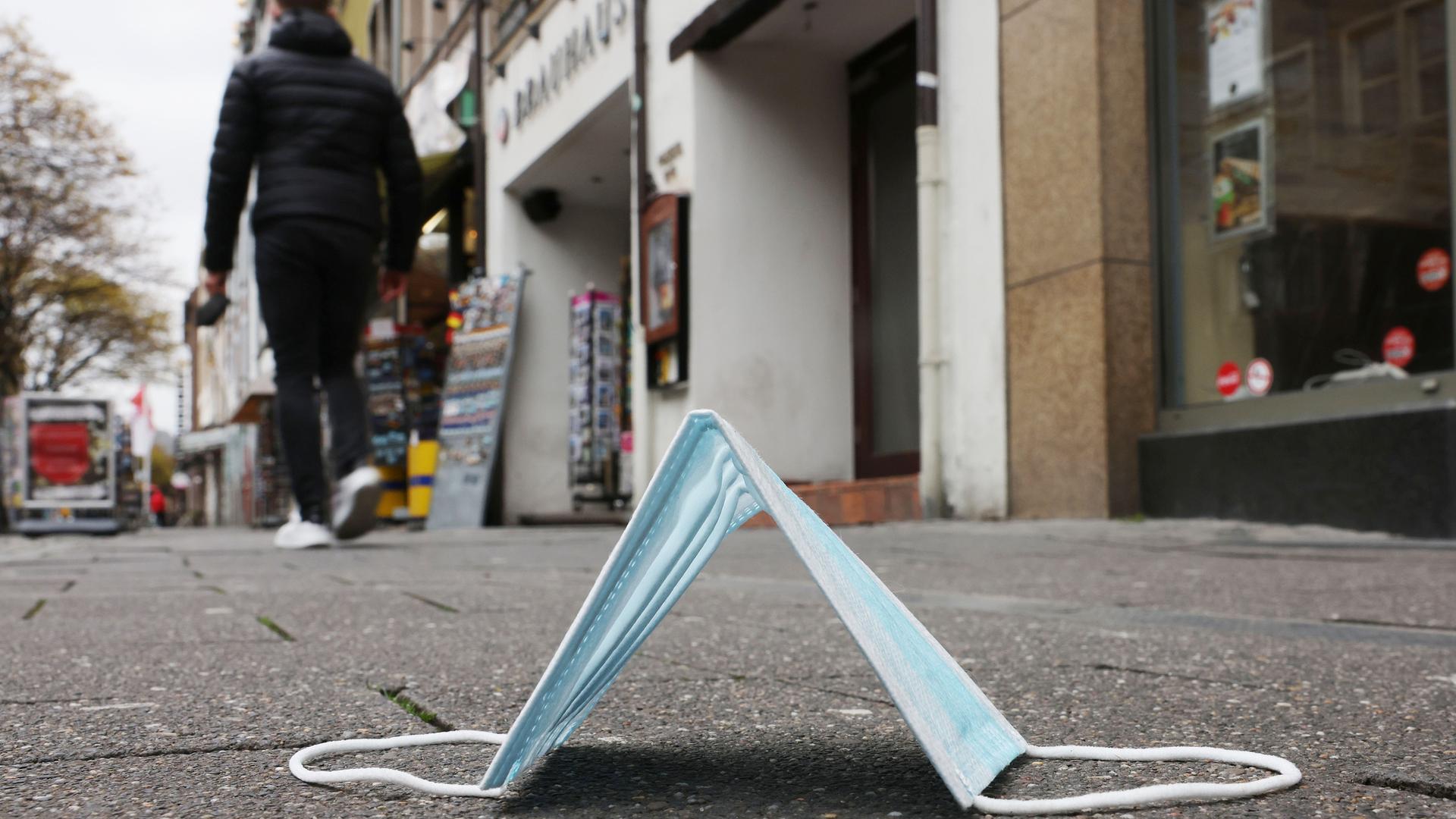 Eine Maske liegt in der Altstadt von Düsseldorf auf dem Boden. Eine Maske liegt in der Altstadt von Düsseldorf auf dem Boden.