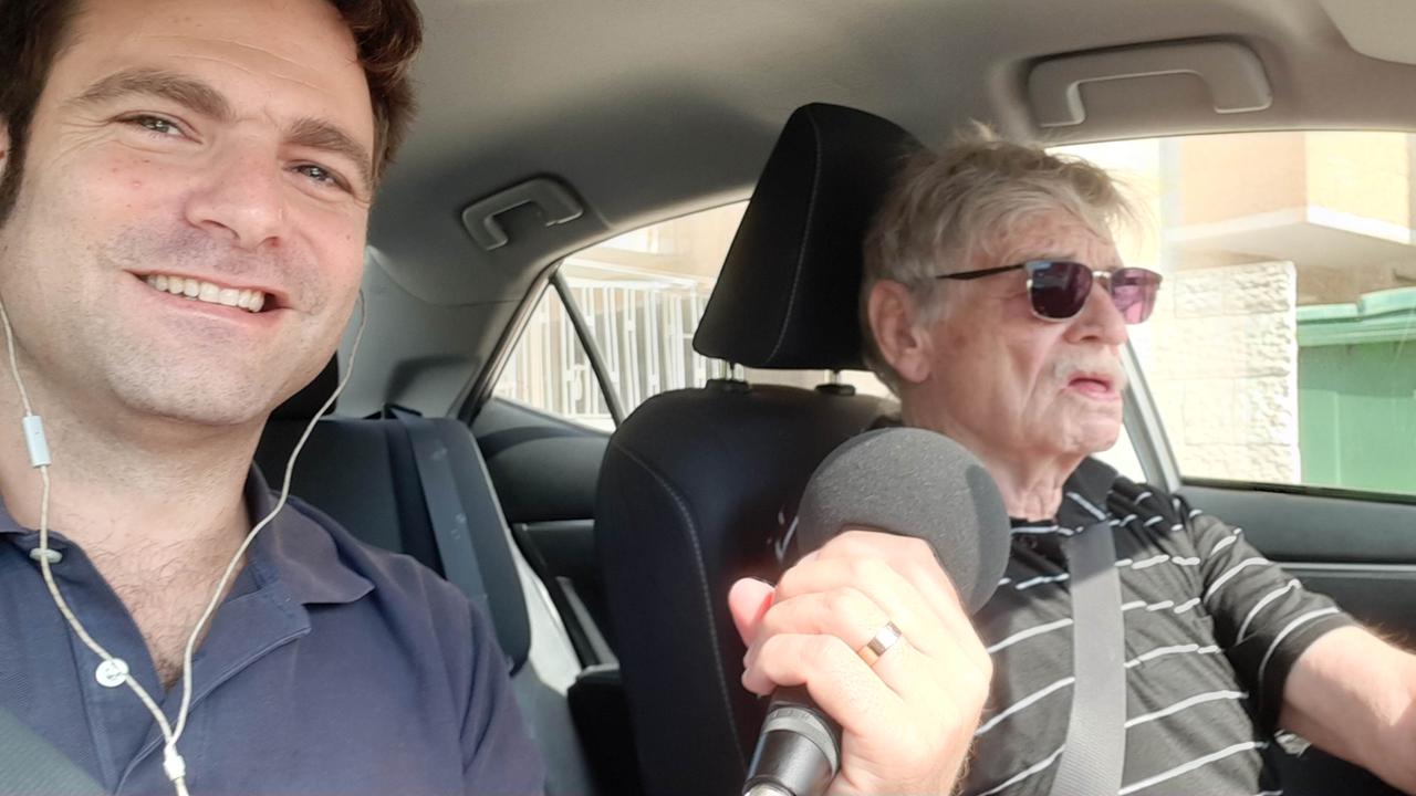 Ofer Waldman hält seinem Vater im Auto das Mikrofon vor. Ofer Waldman hält seinem Vater im Auto das Mikrofon vor.