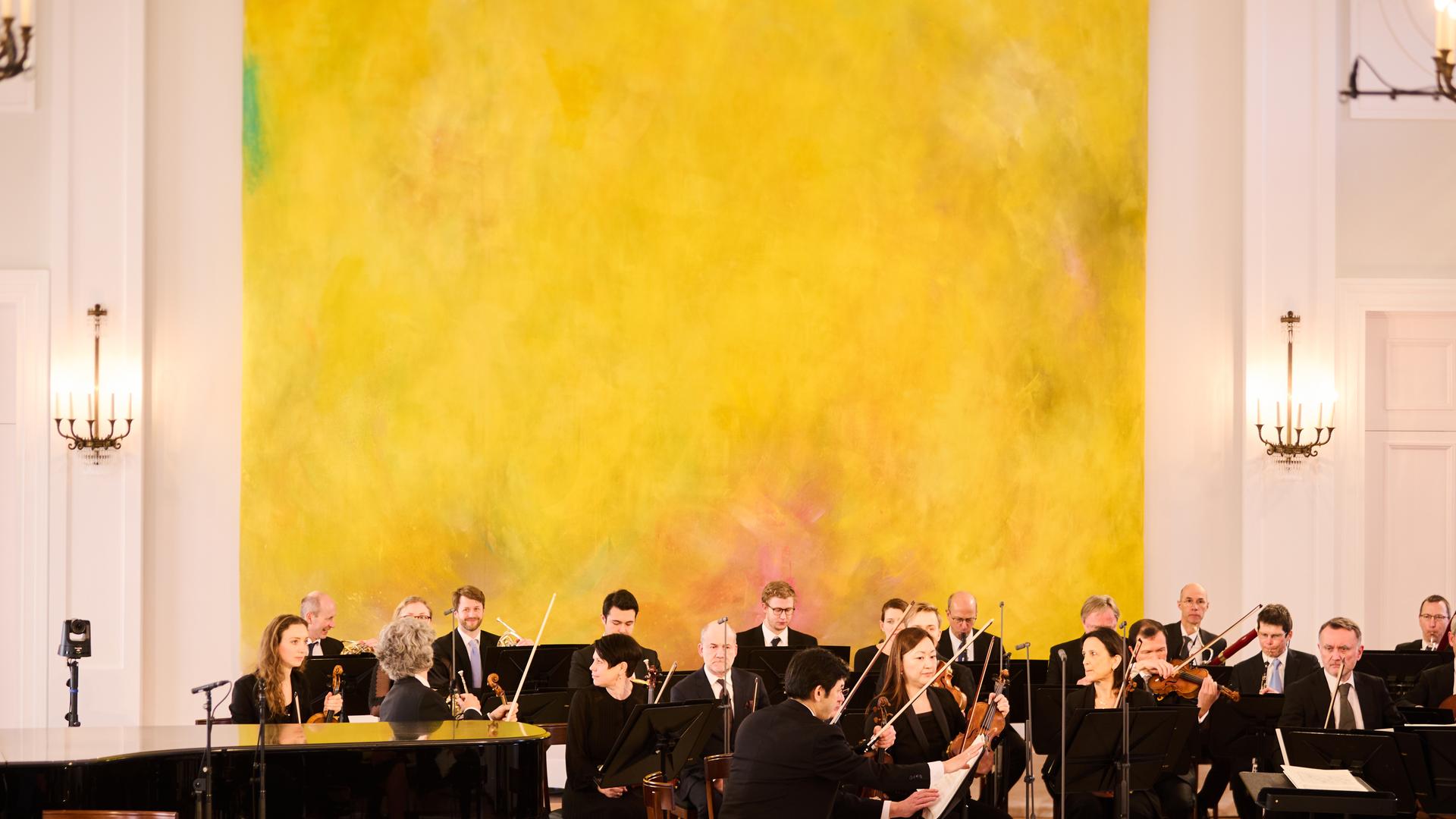Die Berliner Philharmoniker sitzen kurz vor dem Konzert "Für Freiheit und Frieden. Ein Konzert der Berliner Philharmoniker im Schloss Bellevue". auf ihren Plätzen. Die Berliner Philharmoniker sitzen kurz vor dem Konzert "Für Freiheit und Frieden. Ein Konzert der Berliner Philharmoniker im Schloss Bellevue". auf ihren Plätzen.