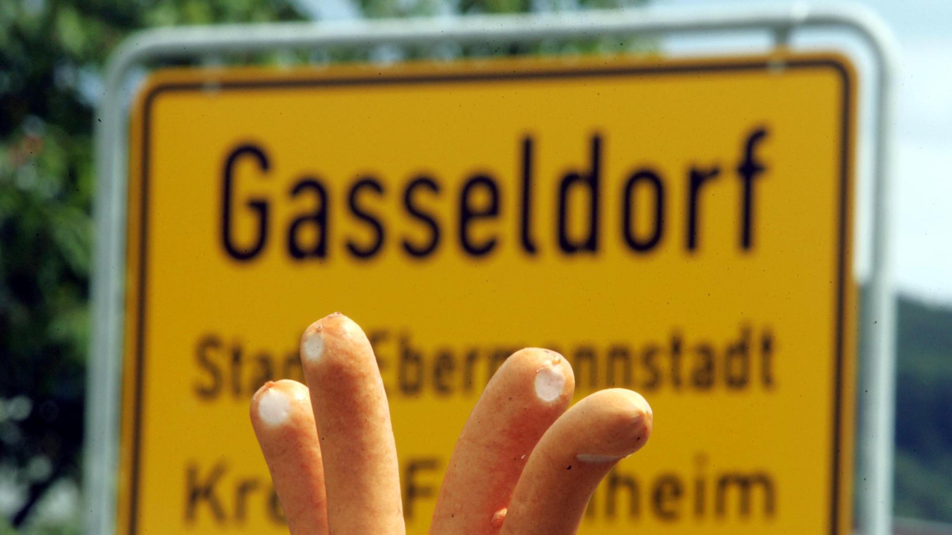 Wiener Würstchen am 9. Juni 2005 vor dem Ortsschild des fränkischen Gasseldorf. Hier wurde Johann Georg Lahner, der als Erfinder der Wiener Würstchen gilt 1772 geboren. Wiener Würstchen am 9. Juni 2005 vor dem Ortsschild des fränkischen Gasseldorf. Hier wurde Johann Georg Lahner, der als Erfinder der Wiener Würstchen gilt 1772 geboren.