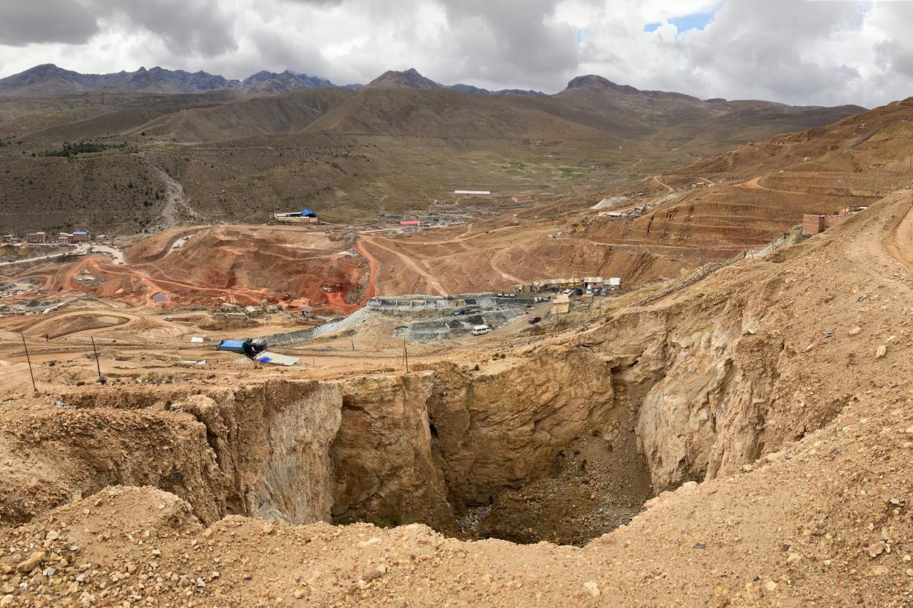 Vertiefungen, sogenannte Pinges in einem Berg in Potosí in Bolivien Vertiefungen, sogenannte Pinges in einem Berg in Potosí in Bolivien