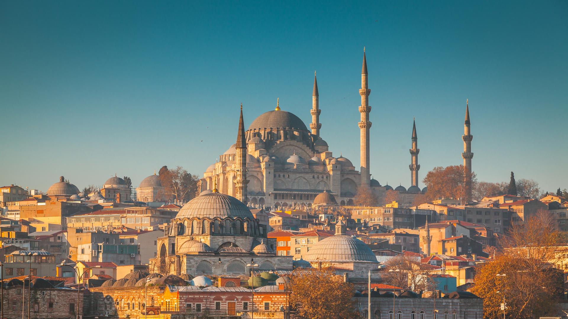 Van Dusen und Hutchinson Hatch sind in Konstantinopel, dem heutigen Istanbul, unterwegs. Zu sehen: Süleymaniye-Moschee in Istanbul Van Dusen und Hutchinson Hatch sind in Konstantinopel, dem heutigen Istanbul, unterwegs. Zu sehen: Süleymaniye-Moschee in Istanbul