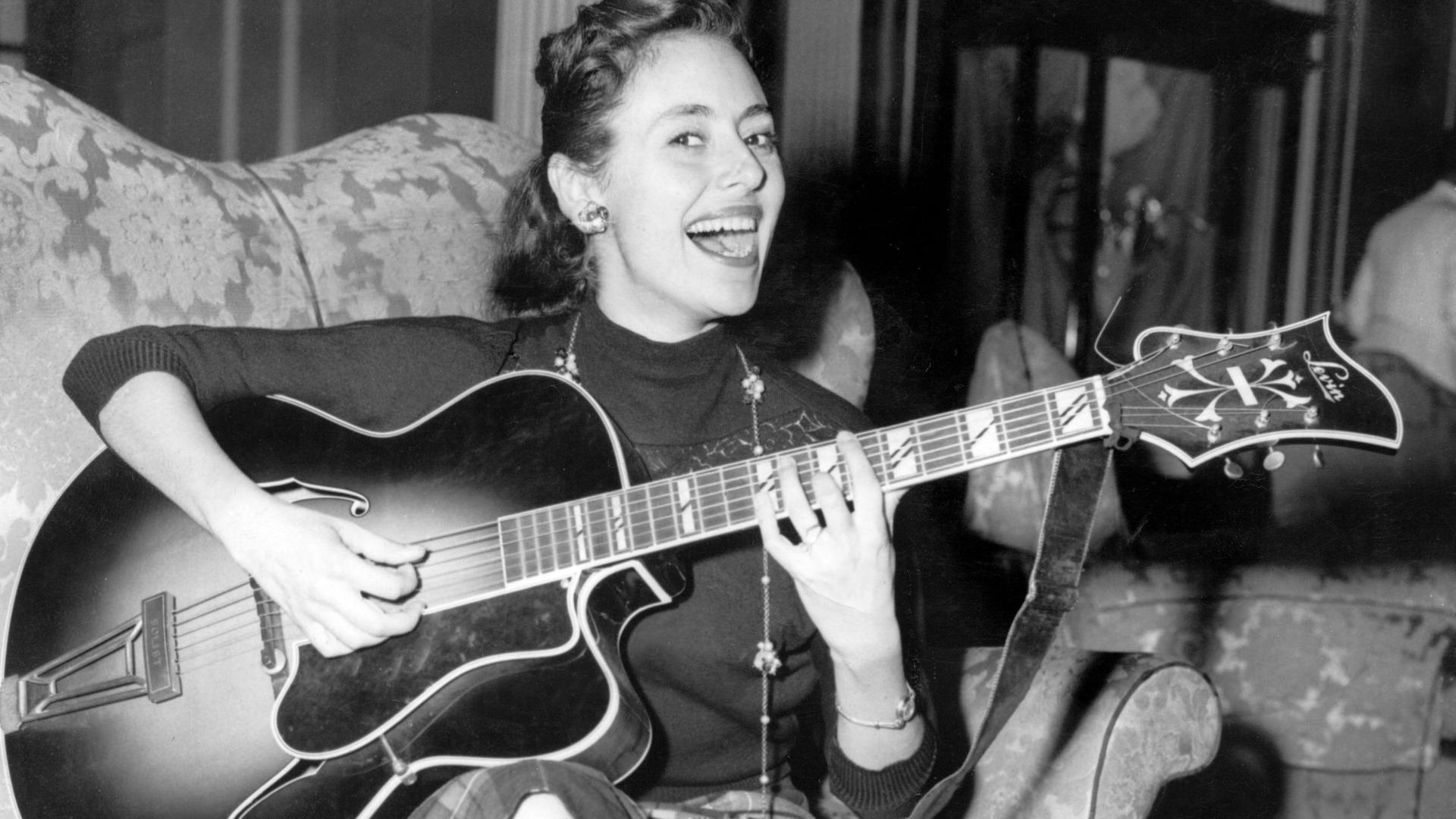 Caterina Valente singt zur Gitarre Caterina Valente singt zur Gitarre
