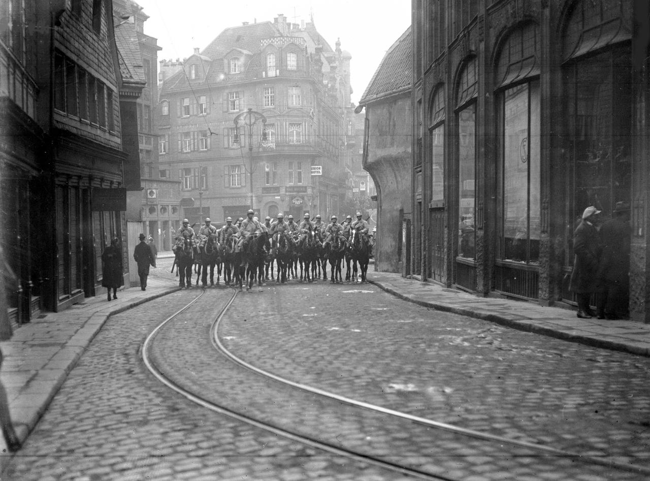 Französische Kavallerie gehörte im Ruhrgebiet 1923 zum Straßenbild Französische Kavallerie gehörte im Ruhrgebiet 1923 zum Straßenbild