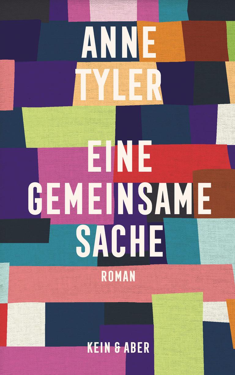 Das Cover des Buchs „Eine gemeinsame Sache“ von Anne Tyler zeigt den Buchtitel auf bunten eckigen Farbflächen.
