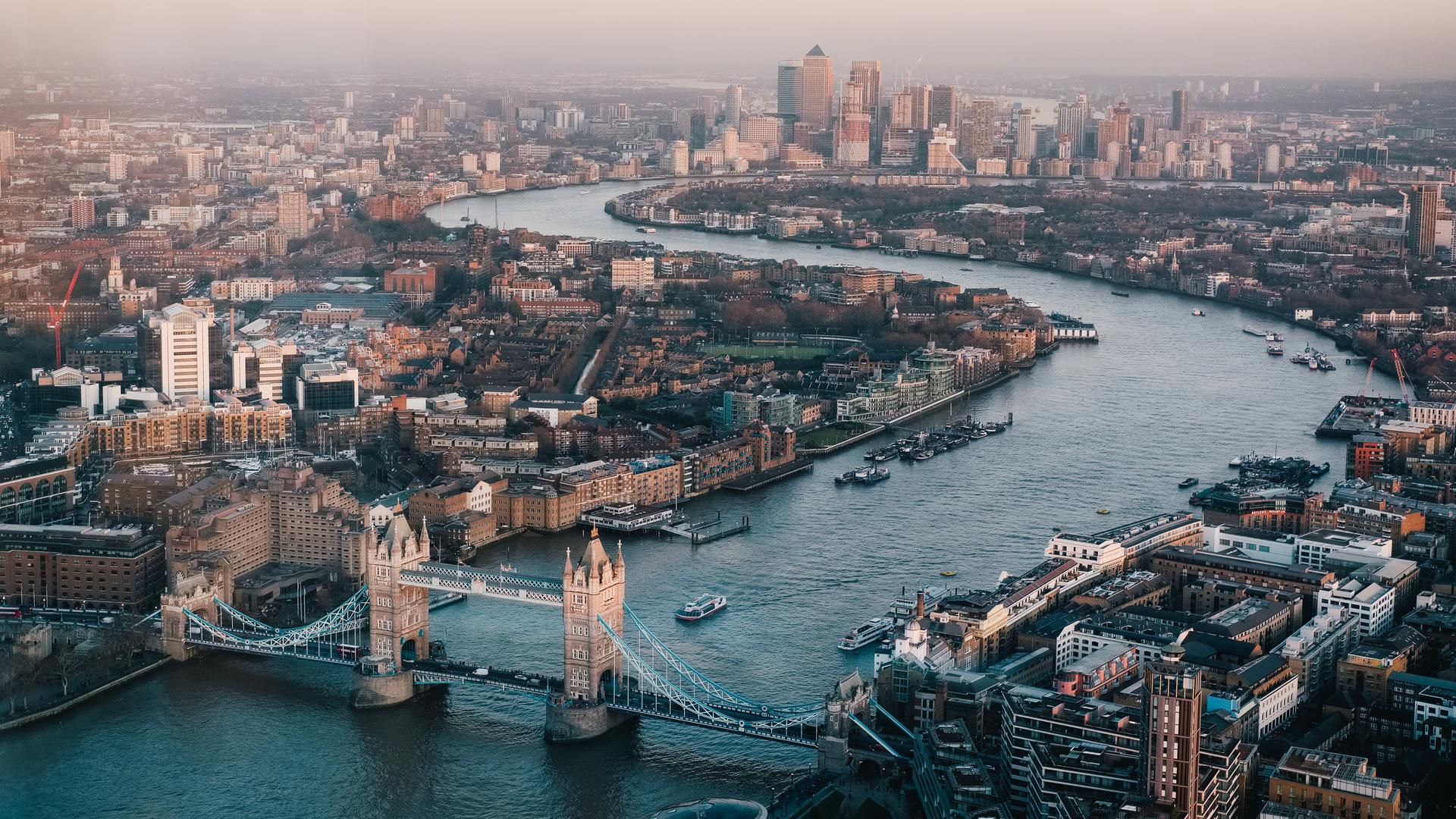Blick auf die Themse mit der Towerbridge im Vordergrund Blick auf die Themse mit der Towerbridge im Vordergrund