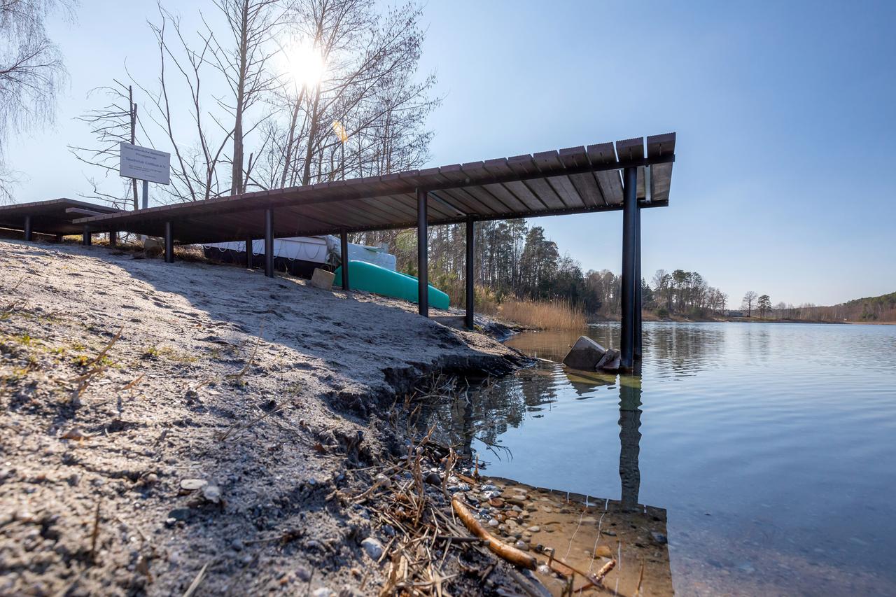 Am Pinnower See in der Nähe des Tagebaus Jänschwalde liegen Boote und Steganlagen am Ufer im Trockenen. Es ist sichtbar, dass der Wasserstand gesunken ist. Am Pinnower See in der Nähe des Tagebaus Jänschwalde liegen Boote und Steganlagen am Ufer im Trockenen. Es ist sichtbar, dass der Wasserstand gesunken ist.