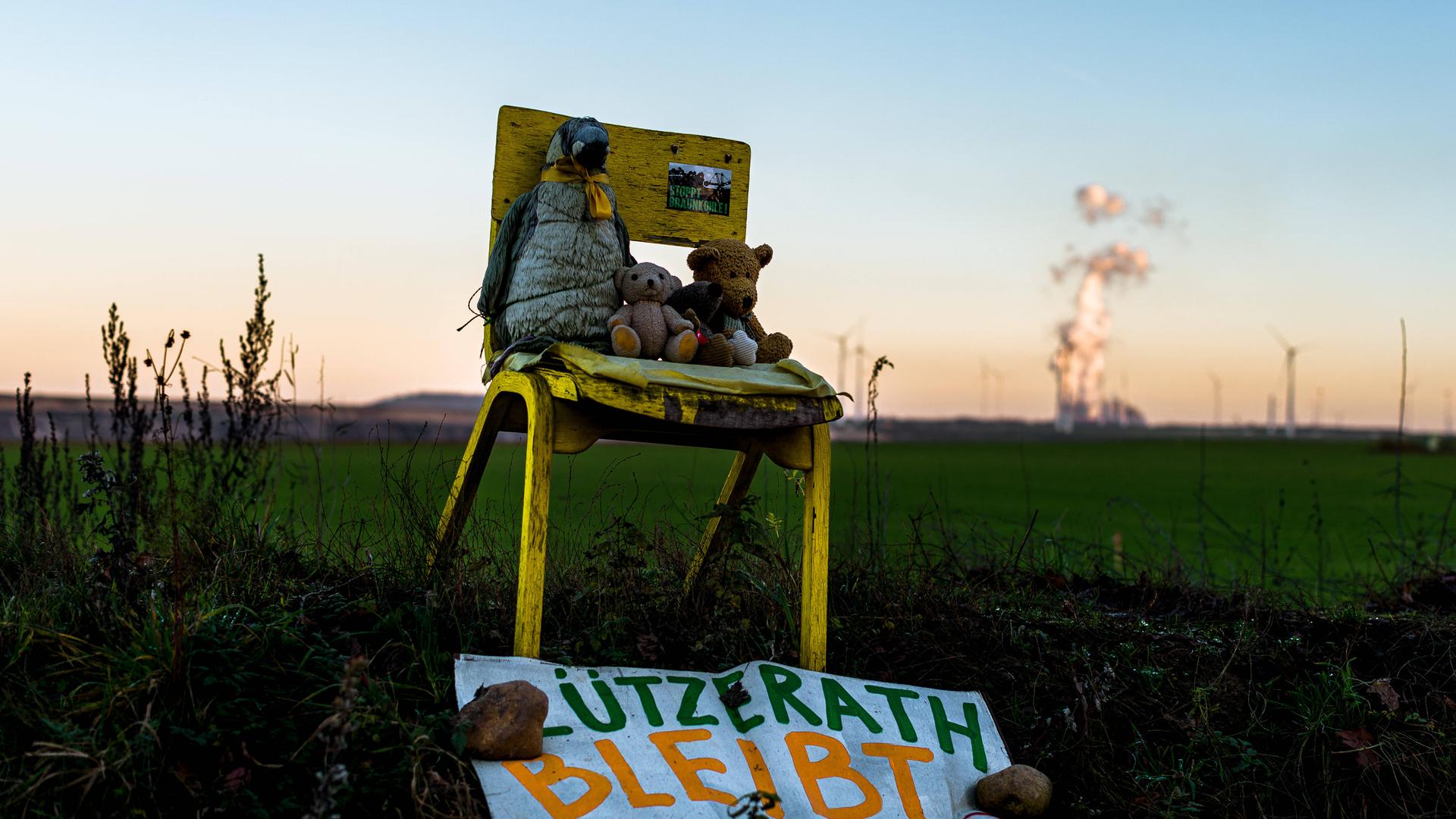 Das Braunkohlekraftwerk Neurath ist hinter Plüschtieren zu sehen, die an einem Straßenrand in Lützerath von Umweltschützern aufgestellt wurden. Die Umweltschützer kämpfen um das Überleben des Dorfes und gegen den Abbau des Tagebaus Garzweiler. 