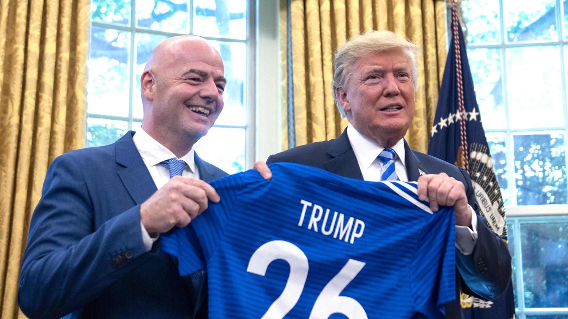 FIFA-Präsident Gianni Infantino und US-Präsident Donald Trump 2018 im Weißen Haus. FIFA-Präsident Gianni Infantino und US-Präsident Donald Trump 2018 im Weißen Haus.