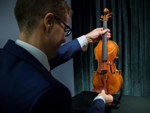 Ein Mitarbeiter von Sotheby's in Hong Kong hält eine wertvolle Stradivari Violine von 1684 in den Händen. Sie soll zwischen 1.55 - 2.45 Millionen Dollar einbringen. 21. Februar 2017.