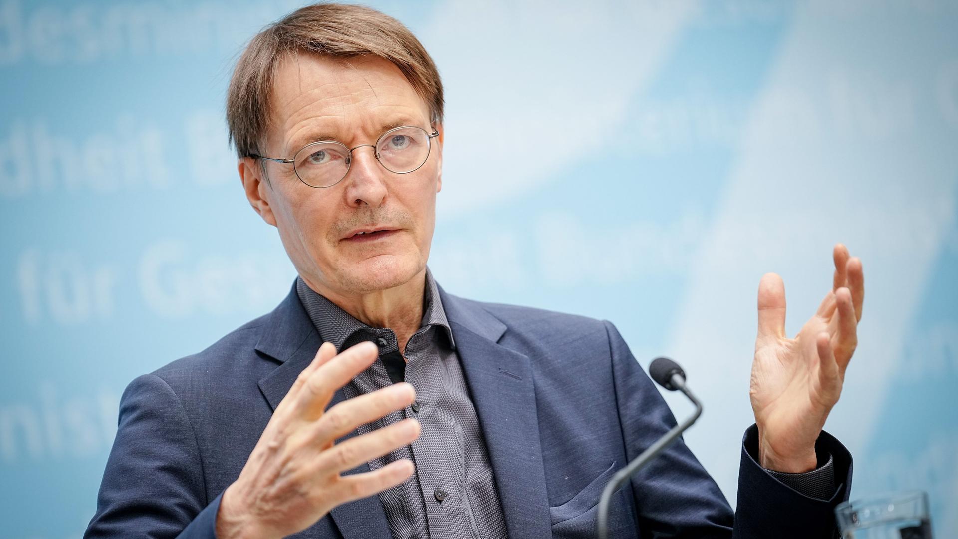 Karl Lauterbach (SPD), Bundesminister für Gesundheit, während einer Pressekonferenz. Karl Lauterbach (SPD), Bundesminister für Gesundheit, während einer Pressekonferenz.