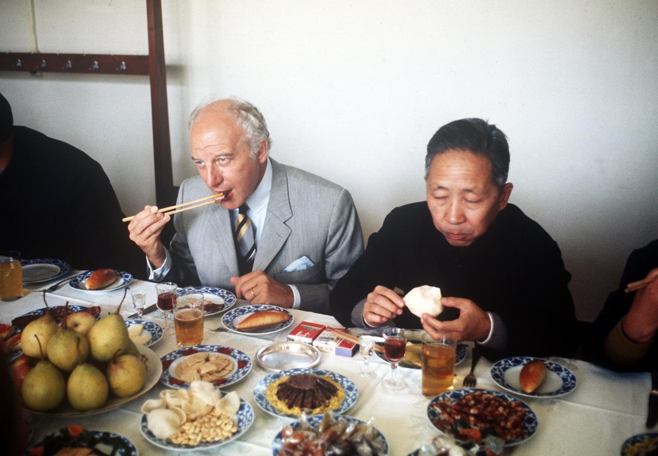Bundesaussenminister Walter Scheel (FDP) benutzt zum Essen während seines China-Besuchs 1972 die landesüblichen Stäbchen. Bundesaussenminister Walter Scheel (FDP) benutzt zum Essen während seines China-Besuchs 1972 die landesüblichen Stäbchen.