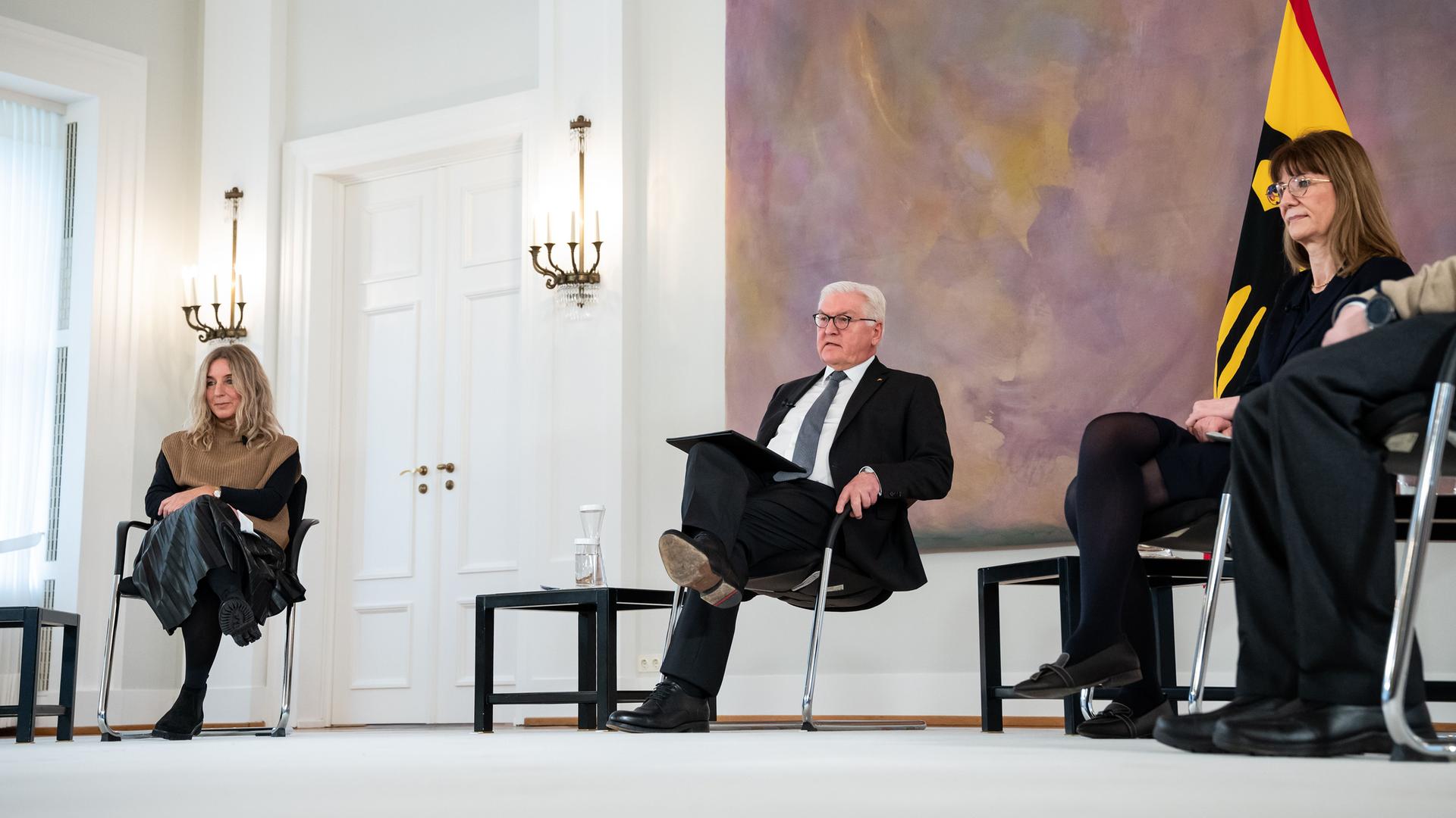 Berlin: Bundespräsident Frank-Walter Steinmeier (2.v.l.) diskutiert mit Gästen im Schloss Bellevue, sowie digital zugeschalteten Teilnehmerinnen und Teilnehmern über das Für und Wider einer Impfpflicht zur Überwindung der Covid-19-Pandemie in Deutschland.
Berlin: Bundespräsident Frank-Walter Steinmeier (2.v.l.) diskutiert mit Gästen im Schloss Bellevue, sowie digital zugeschalteten Teilnehmerinnen und Teilnehmern über das Für und Wider einer Impfpflicht zur Überwindung der Covid-19-Pandemie in Deutschland.