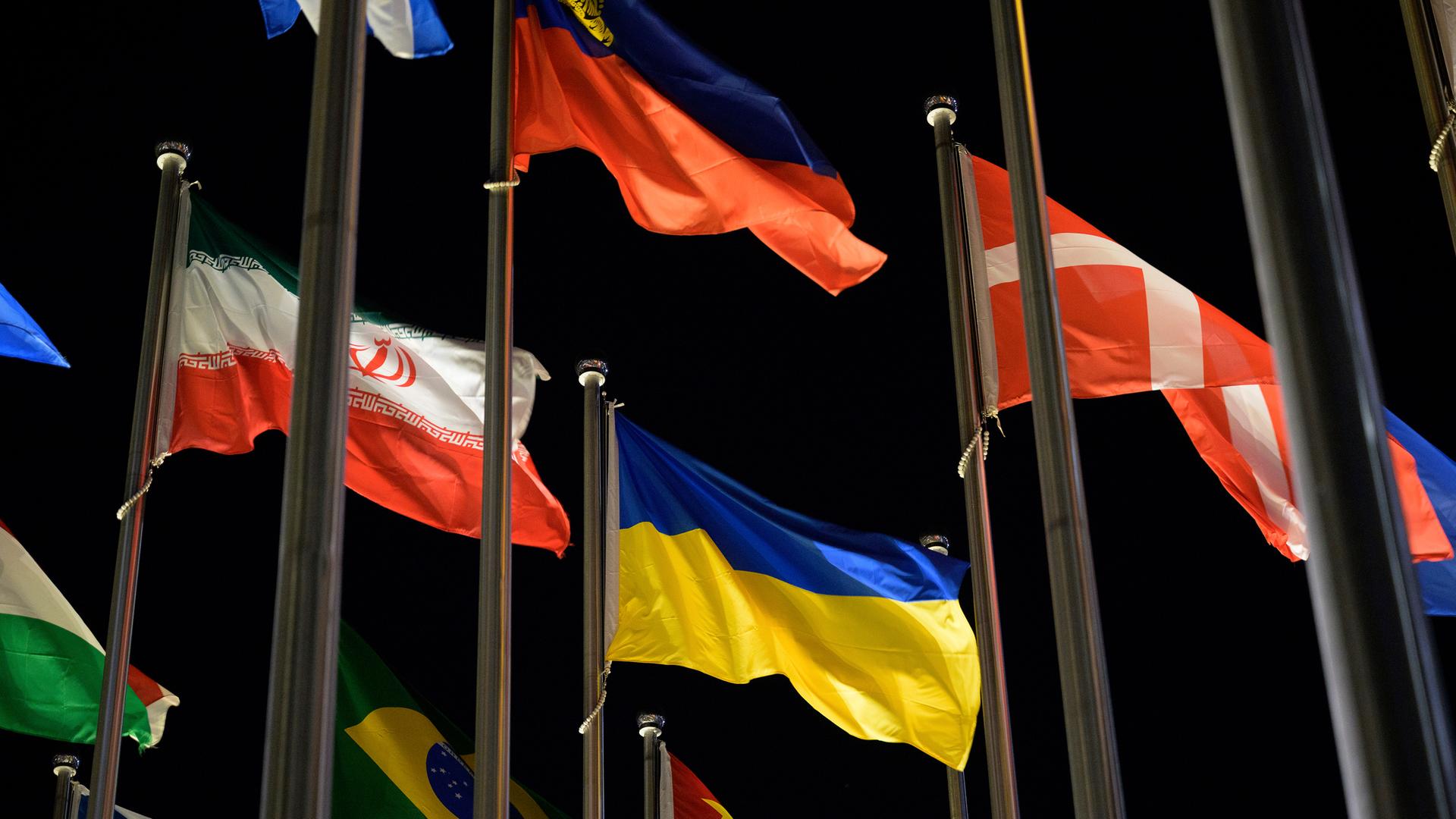 Die Flagge der Ukraine ist inmitten von Flaggen anderer Nationen im Paralympischen Dorf vor den Paralympischen Winterspielen 2022 in Peking zu sehen.
Die Flagge der Ukraine ist inmitten von Flaggen anderer Nationen im Paralympischen Dorf vor den Paralympischen Winterspielen 2022 in Peking zu sehen.