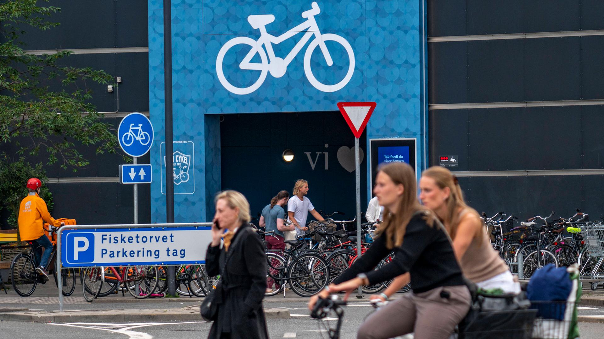 Radfahrer auf Radwegen, Fahrradparkhaus am Einkaufszentrum Fisketorvet, Sydhavnen, in der Innenstadt von Kopenhagen, gil