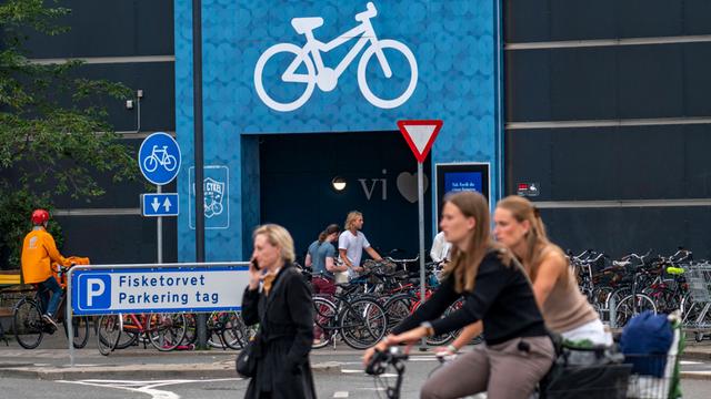 Radfahrer auf Radwegen, Fahrradparkhaus am Einkaufszentrum Fisketorvet, Sydhavnen, in der Innenstadt von Kopenhagen, gil Radfahrer auf Radwegen, Fahrradparkhaus am Einkaufszentrum Fisketorvet, Sydhavnen, in der Innenstadt von Kopenhagen, gil