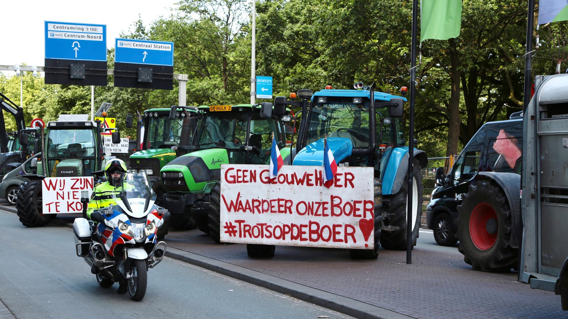 Landwirte mit Traktoren vor dem Repräsentantenhaus in Den Haag mit Protestschildern und Traktoren