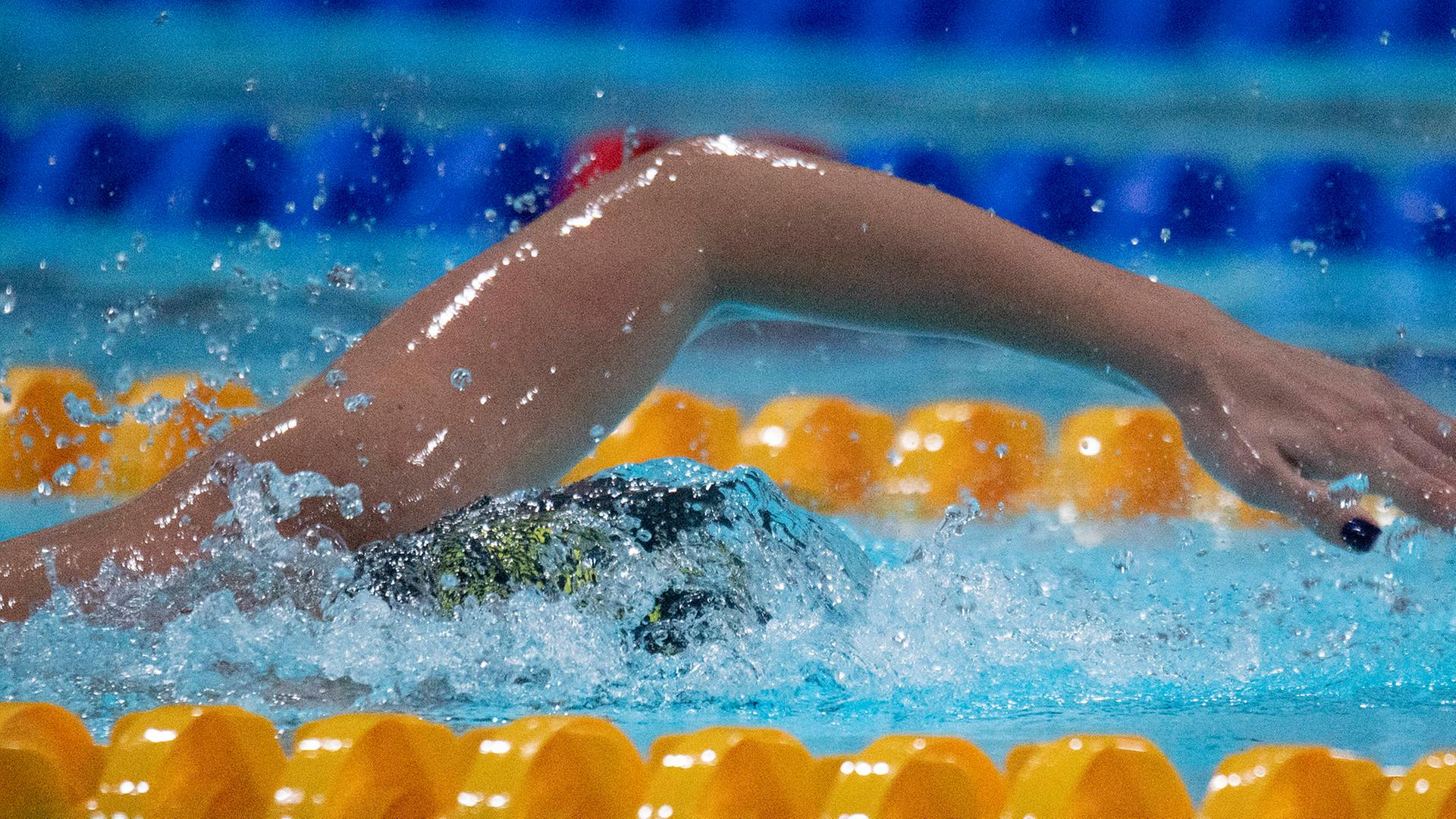 Schwimmerin beim Weltcup in Lausanne
