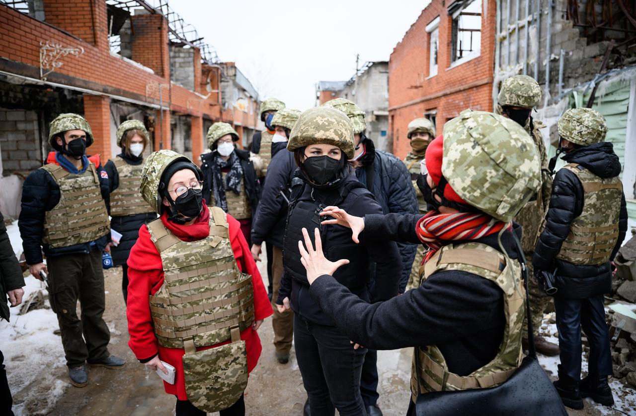 Bundesaußenministerin Annalena Baerbock (Bündnis 90/Die Grünen), informiert sich im verlassenen Ort Schyrokyne an der Frontlinie zwischen der ukrainischen Armee und den von Russland unterstützten Separatisten über die Lage im Konfliktgebiet Donbass.
