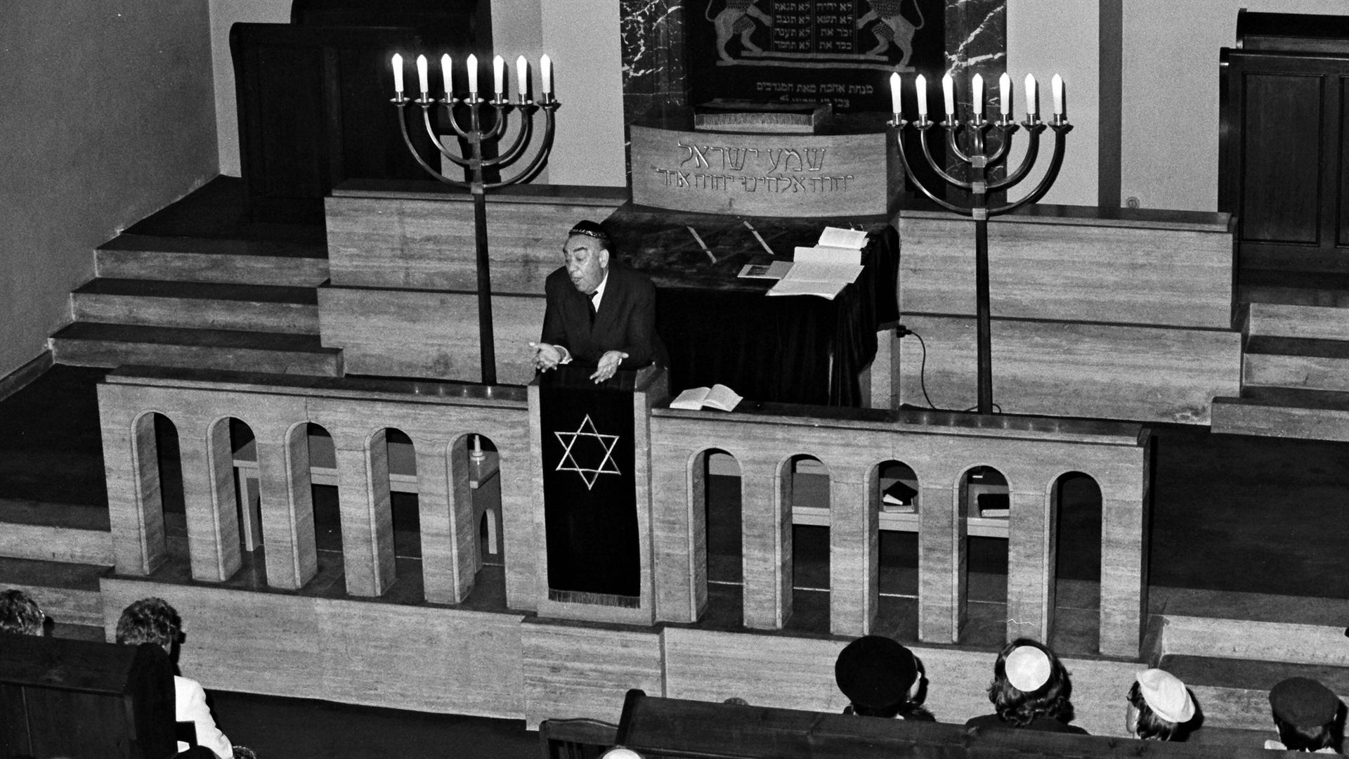 Rabbi oder Mitglied der jüdischen Gemeinde bei einer Ansprache im Gebetssaal der Erfurter Synagoge, im Hintergrund der Thoraschrein, Schwarz-Weiß-Foto, Juni 1988 Rabbi oder Mitglied der jüdischen Gemeinde bei einer Ansprache im Gebetssaal der Erfurter Synagoge, im Hintergrund der Thoraschrein, Schwarz-Weiß-Foto, Juni 1988