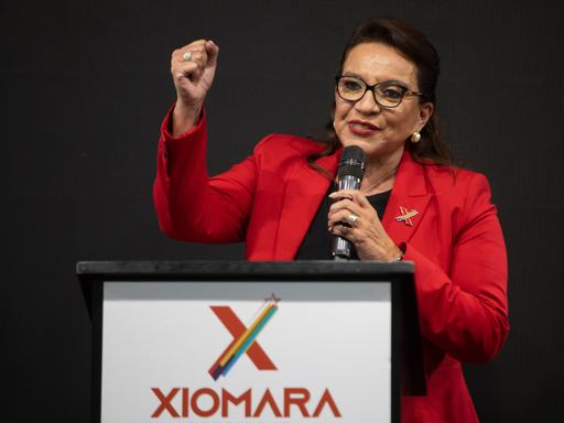 Xiomara Castro steht mit geballter Faust auf einem Podium