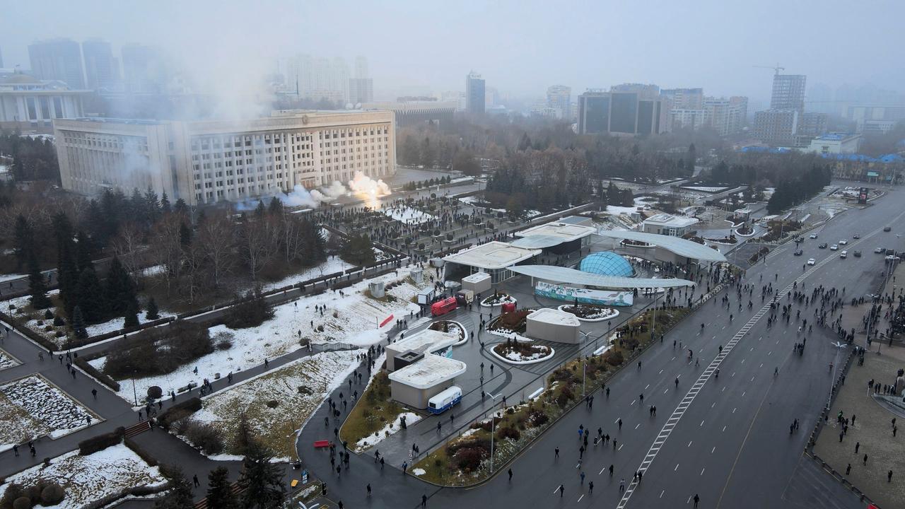 Kasachstan, Almaty: Rauch steigt vor dem Rathaus auf, vor dem sich Demonstranten versammelt haben. Aus Protest gegen hohe Energiepreise sind in Kasachstan in Zentralasien den dritten Tag infolge Tausende Menschen auf die Straße gegangen.