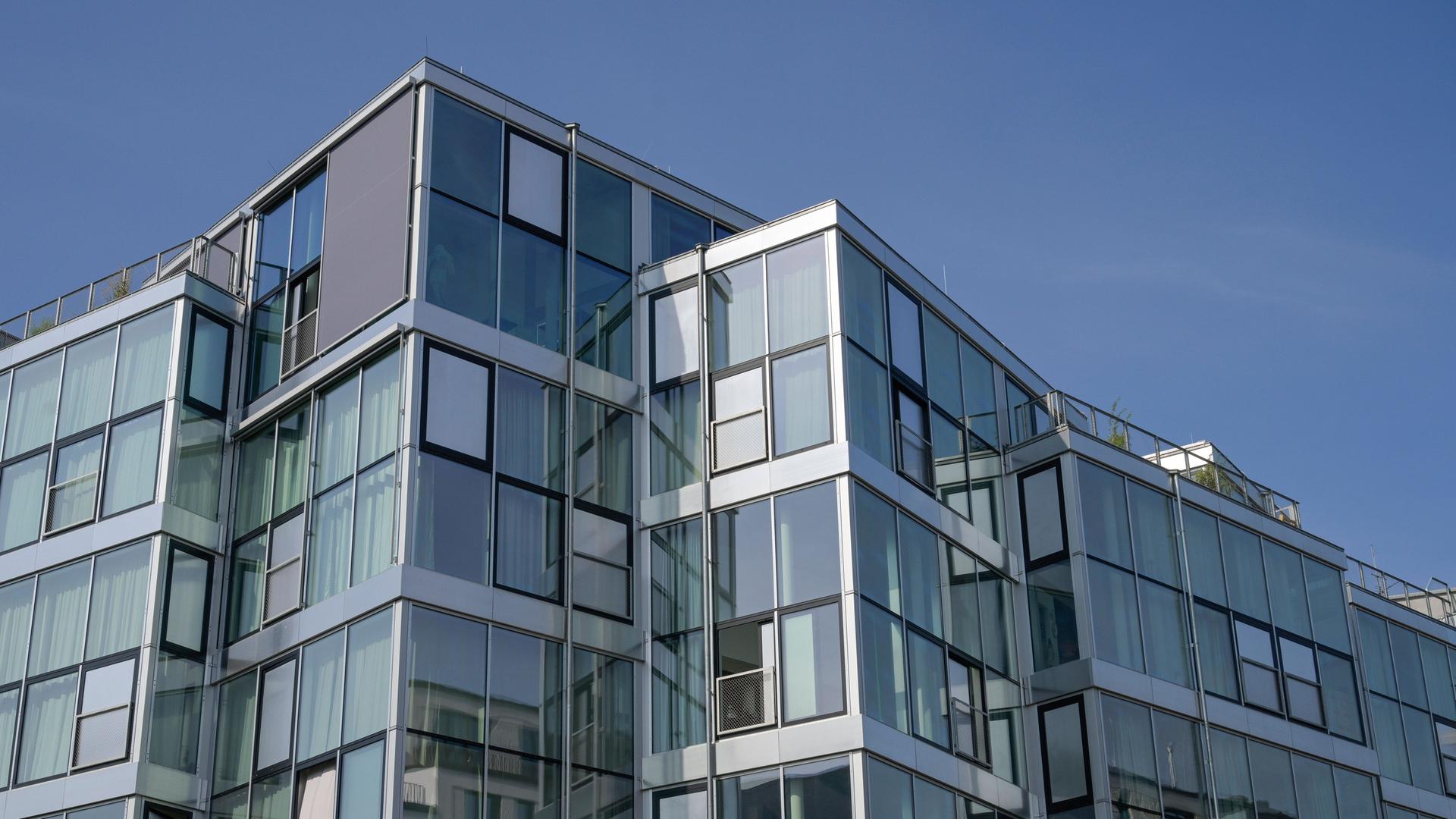Blick auf eine von viel Glas- und Fensterflächen dominierte Fassade eine Neubaus als Wohnhaus in Berlin Schöneberg. Blick auf eine von viel Glas- und Fensterflächen dominierte Fassade eine Neubaus als Wohnhaus in Berlin Schöneberg.