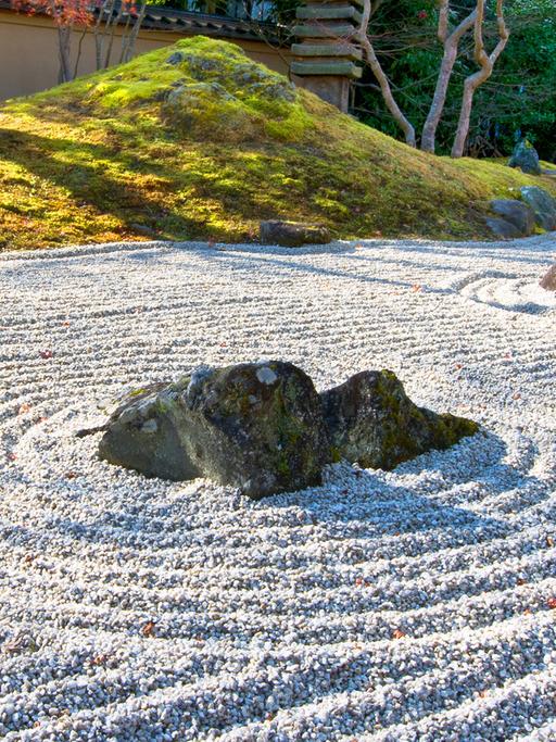 Ein Zen-Garten (kare-san-sui)
