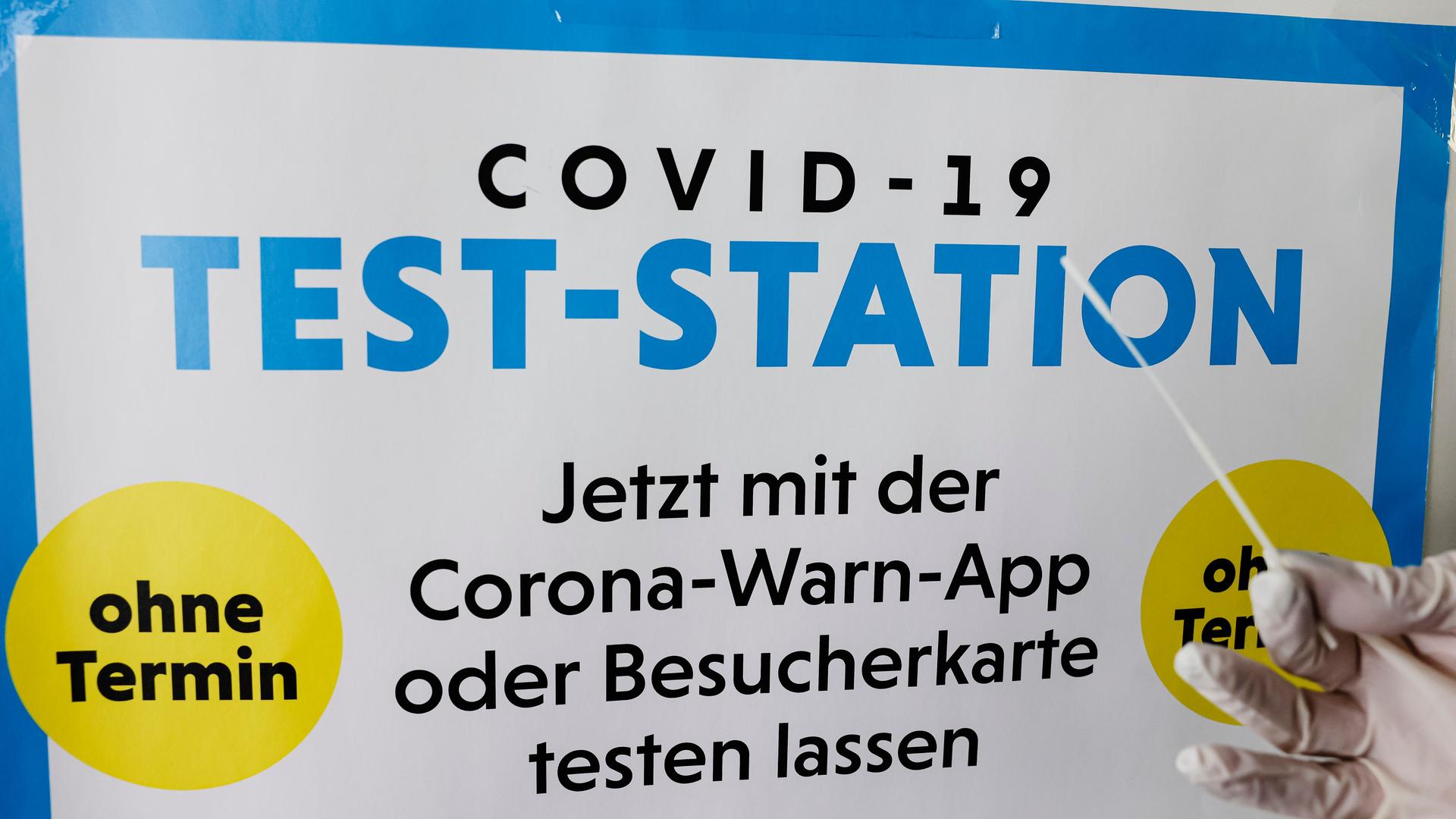 Das Plakat einer Corona-Teststation hängt an einer Wand. Der Virologe Fickenscher vom Institut für Infektionsmedizin der Universität Kiel rechnet in den kommenden Monaten mit mehr Corona-Infektionen im Norden. Höhere Fallzahlen würden aber nicht auch häufigere schwere oder tödliche Erkrankungen bedeuten. Das Plakat einer Corona-Teststation hängt an einer Wand. Der Virologe Fickenscher vom Institut für Infektionsmedizin der Universität Kiel rechnet in den kommenden Monaten mit mehr Corona-Infektionen im Norden. Höhere Fallzahlen würden aber nicht auch häufigere schwere oder tödliche Erkrankungen bedeuten.