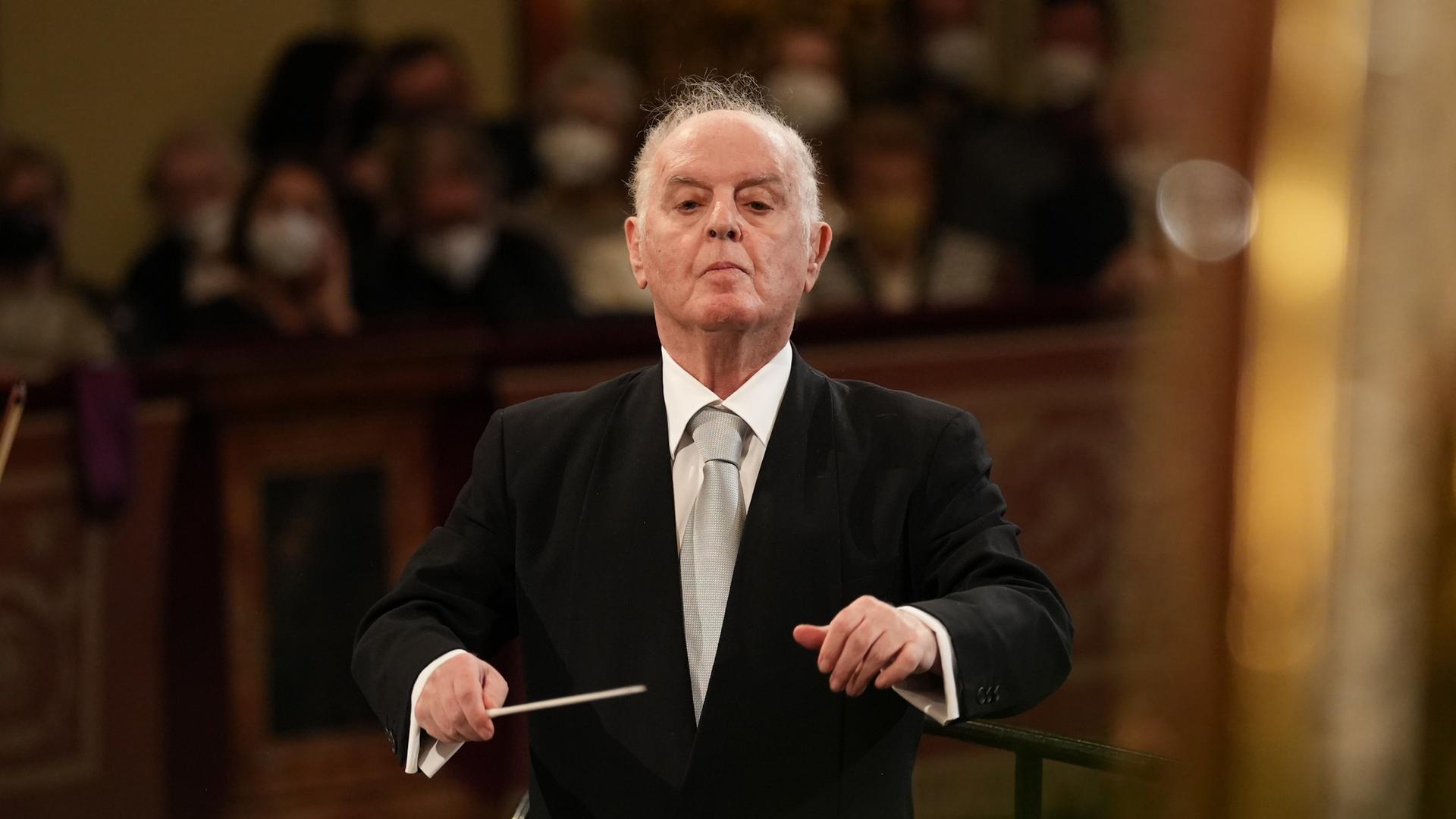 Daniel Barenboim dirigiert ein Orchester: Generalprobe für das Neujahrskonzert der Wiener Philharmoniker 2022, das am 1.1.2022 stattfand. Daniel Barenboim dirigiert ein Orchester: Generalprobe für das Neujahrskonzert der Wiener Philharmoniker 2022, das am 1.1.2022 stattfand.