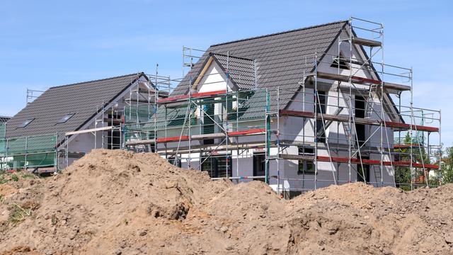 Mehrere Einfamilienhäuser werden gebaut.