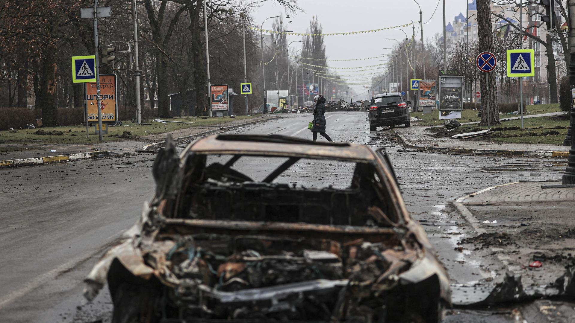 Zerstörungen im ukrainischen Butscha, wo Hunderte Zivilisten im Angriffskrieg Russlands gegen die Ukraine starben, 3. April 2022