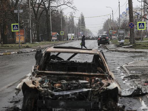 Zerstörungen im ukrainischen Butscha, wo Hunderte Zivilisten im Angriffskrieg Russlands gegen die Ukraine starben, 3. April 2022