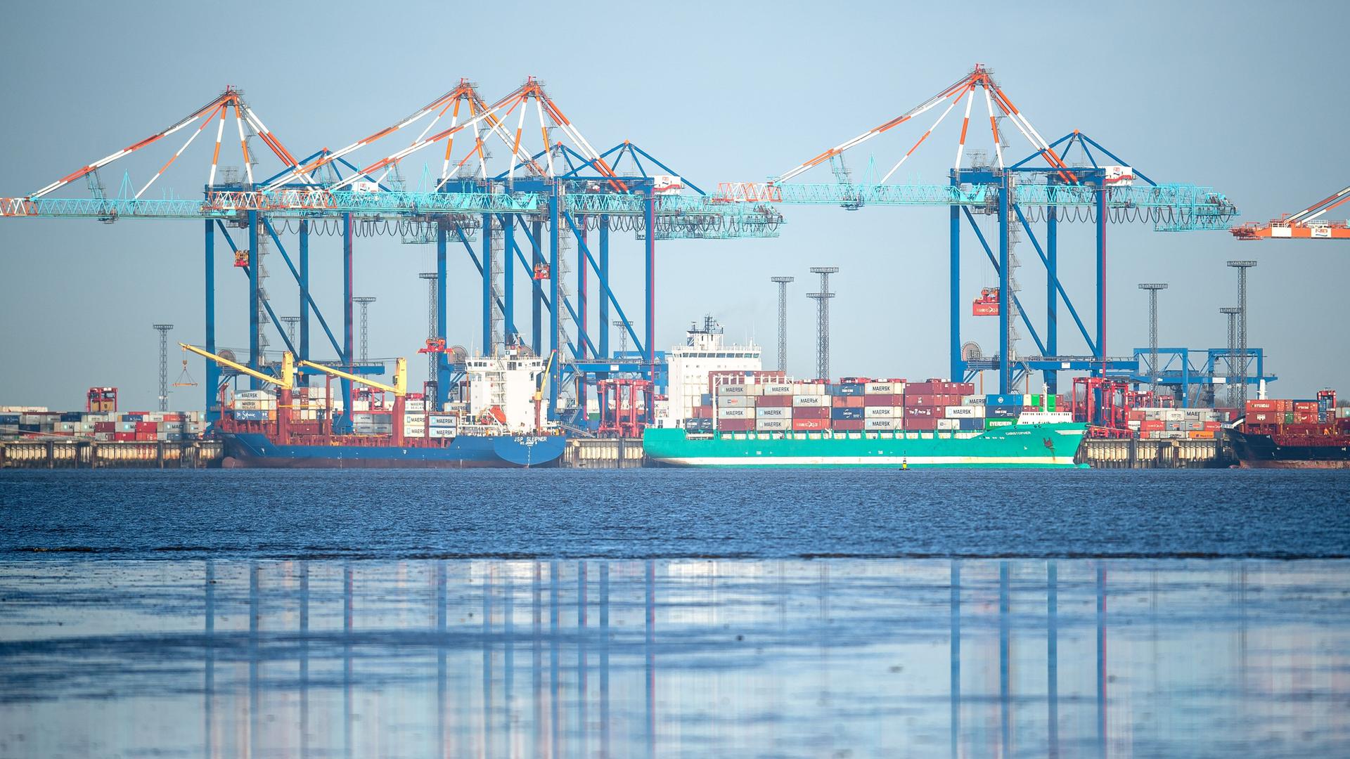 Schiffe im Container-Hafen von Bremerhaven Schiffe im Container-Hafen von Bremerhaven