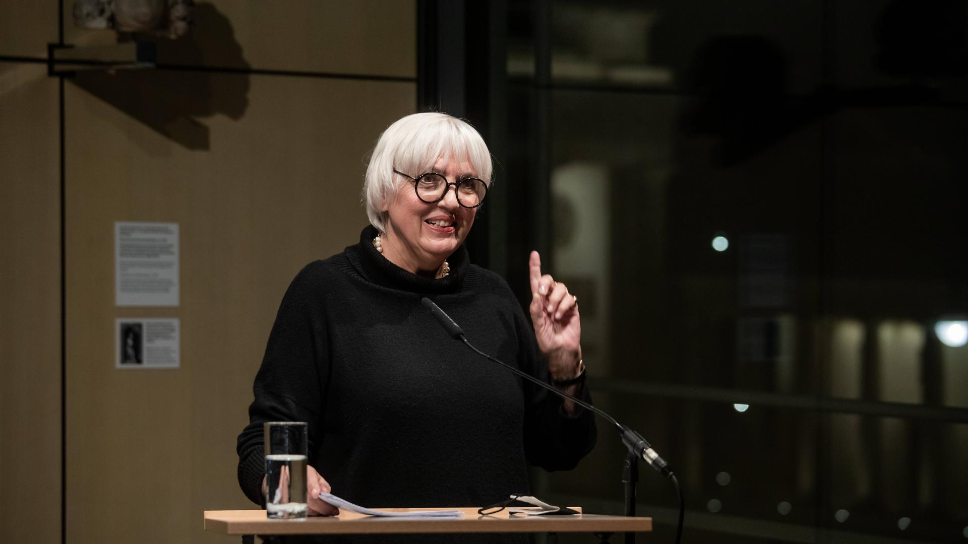 Claudia Roth steht mit erhobenen Zeigefinger am Rednerpult in der Berliner Akademie der Künste, 18.01.2022. Claudia Roth steht mit erhobenen Zeigefinger am Rednerpult in der Berliner Akademie der Künste, 18.01.2022.