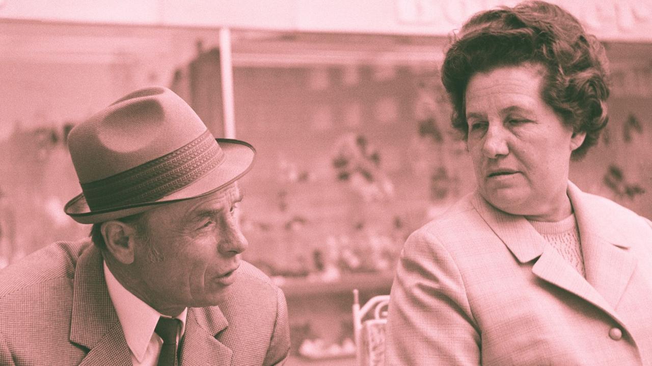 Zu sehen: Ein älteres Ehepaar (Josef und Frieda) aus den 1970er Jahren. Zu sehen: Ein älteres Ehepaar (Josef und Frieda) aus den 1970er Jahren.