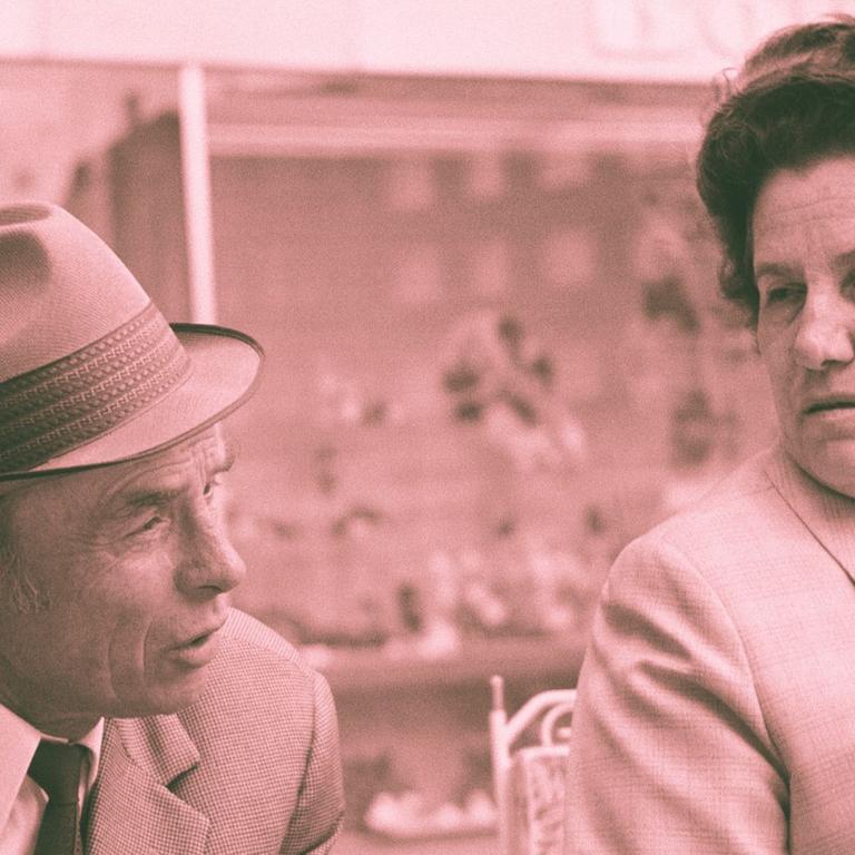 Zu sehen: Ein älteres Ehepaar (Josef und Frieda) aus den 1970er Jahren. Zu sehen: Ein älteres Ehepaar (Josef und Frieda) aus den 1970er Jahren.