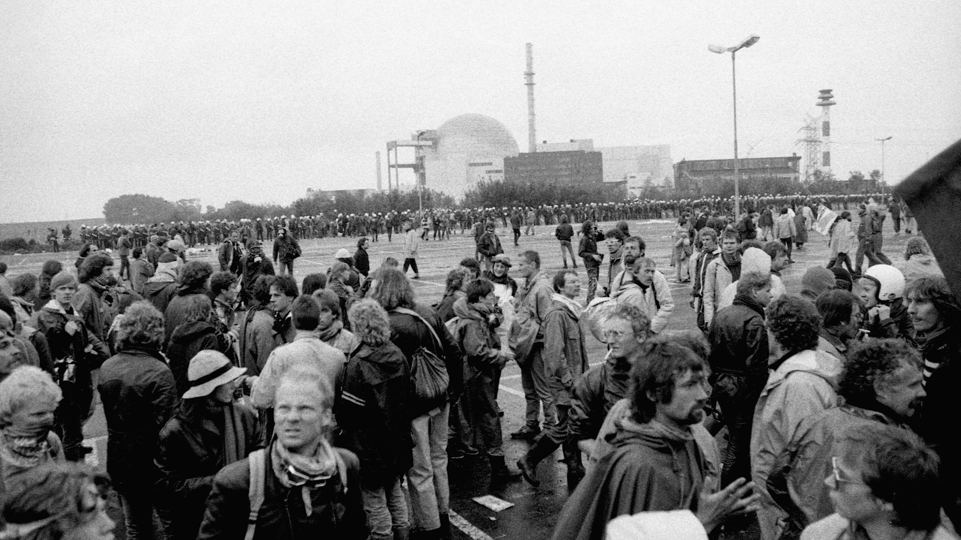 Demonstranten protestieren 1986 in Brokdorf gegen den Betrieb des Atomkraftwerks Demonstranten protestieren 1986 in Brokdorf gegen den Betrieb des Atomkraftwerks