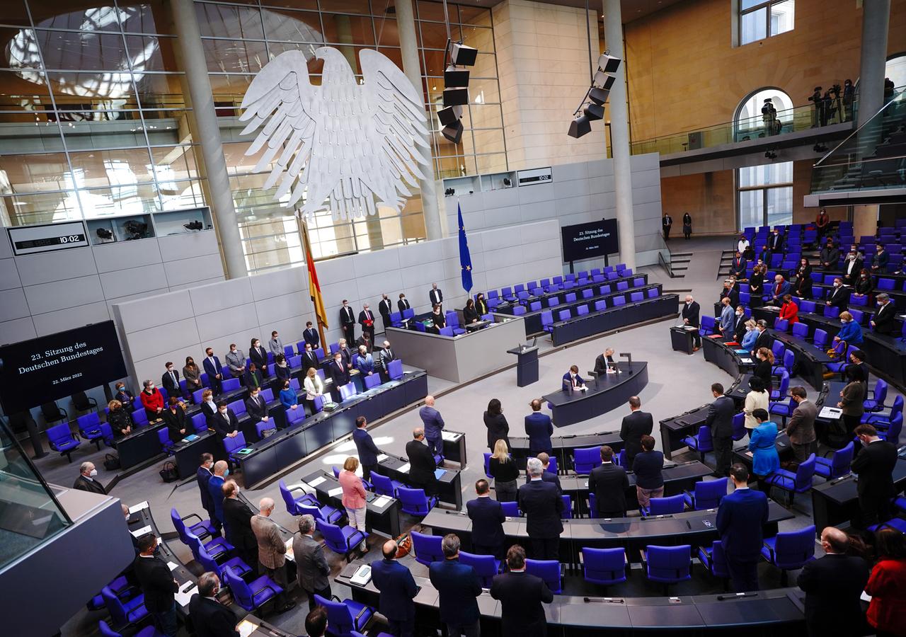 Der Bundestag gedenkt zu Beginn seiner Sitzung Boris Romantschenko. Viele Abgeordnete haben die Köpfe gesenkt. Der Bundestag gedenkt zu Beginn seiner Sitzung Boris Romantschenko. Viele Abgeordnete haben die Köpfe gesenkt.