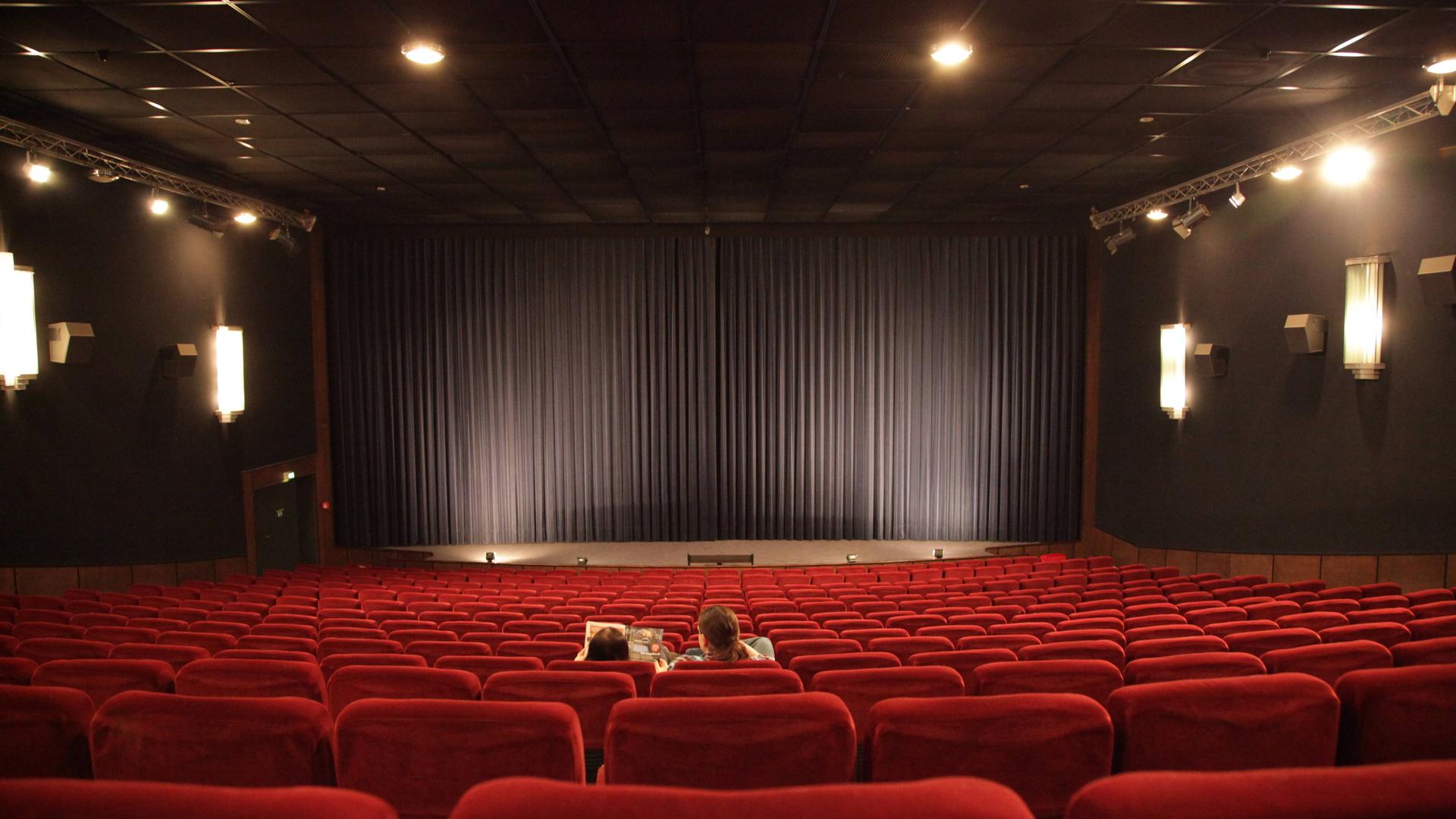 Blick in einen prunkvollen Theatersaal in dem nur zwei Zuschauer im Publikum sitzen.