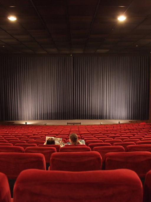 Blick in einen prunkvollen Theatersaal in dem nur zwei Zuschauer im Publikum sitzen.