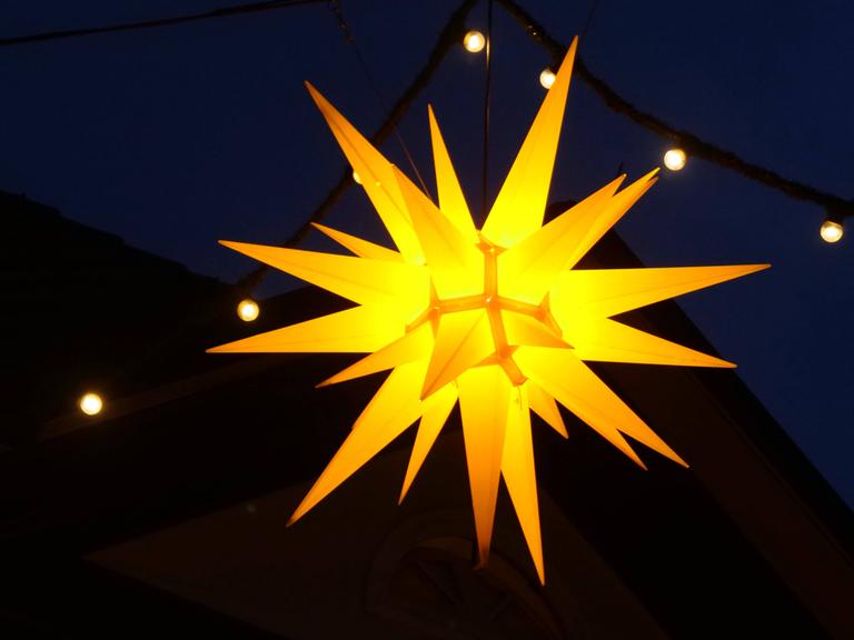 Ein gelber Stern leuchtet über einer Straße.