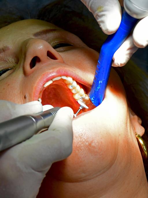 Patientin beim Zahnarzt