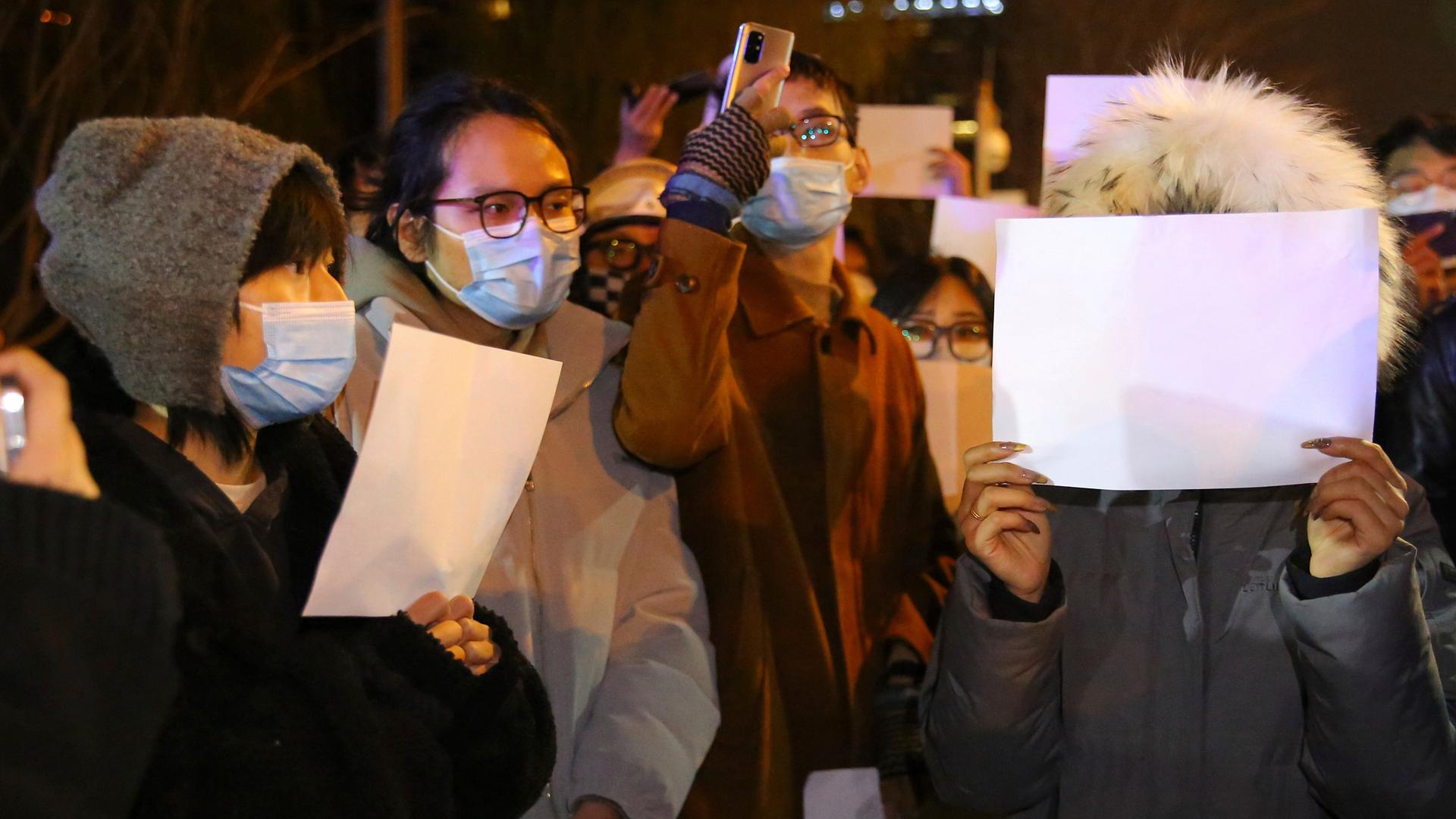 Weiße Blätter und Masken: In China demonstrieren Menschen gegen die Null-Covid-Politik ihrer Regierung Weiße Blätter und Masken: In China demonstrieren Menschen gegen die Null-Covid-Politik ihrer Regierung